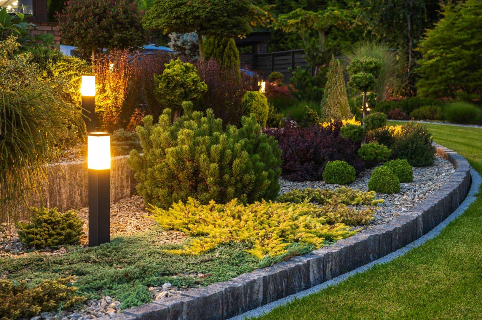 customized landscape lighting for homes and businesses in Midlothian, Woodlake, and Brandermill, Virginia